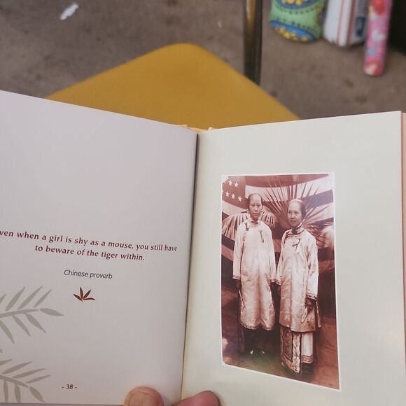 Na Wahine Book Hawaiian Proverbs and Inspirational Quotes - Picture 3 of 7